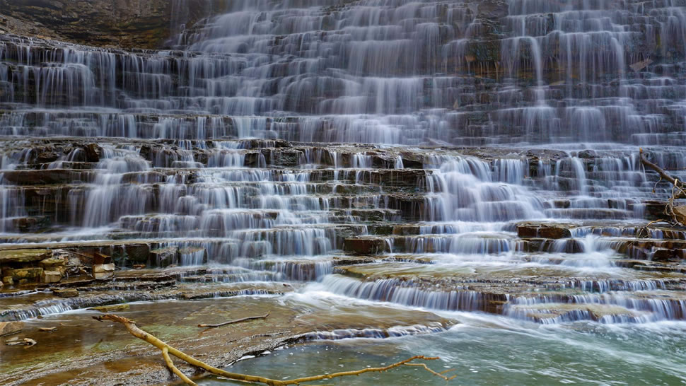 阿尔比恩瀑布，汉密尔顿，加拿大安大略省 (© Alexander Sviridov/Shutterstock)