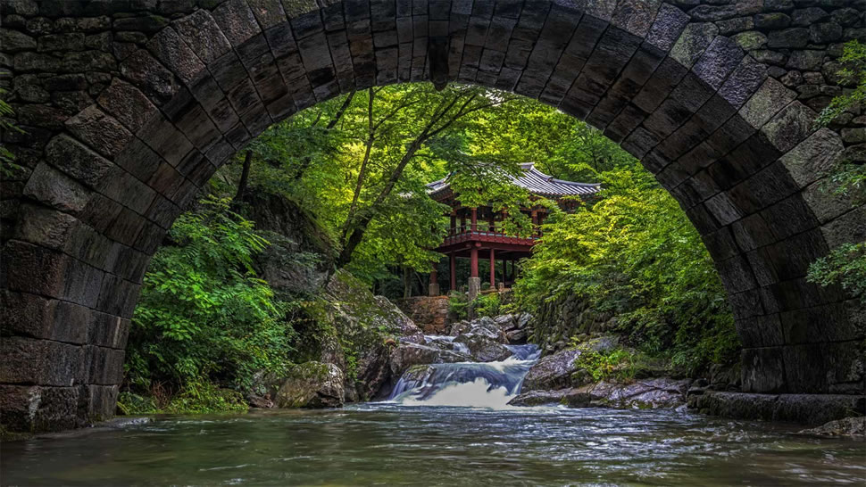 仙岩寺中的升仙桥，韩国曹溪山道立公园 (© Aaron Choi/Getty Images)