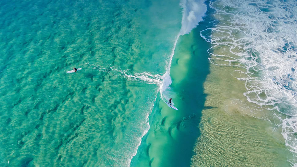 黄金海岸上的冲浪者，澳大利亚 (© Darren Tierney/Getty Images)