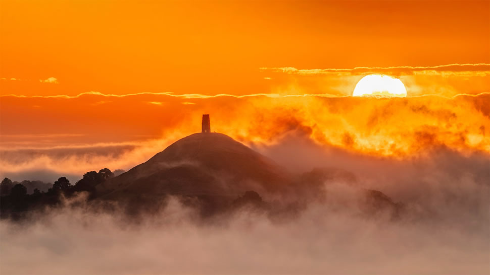格拉斯顿伯里山丘上的日出，英格兰 (© Guy Edwardes/Minden Pictures)