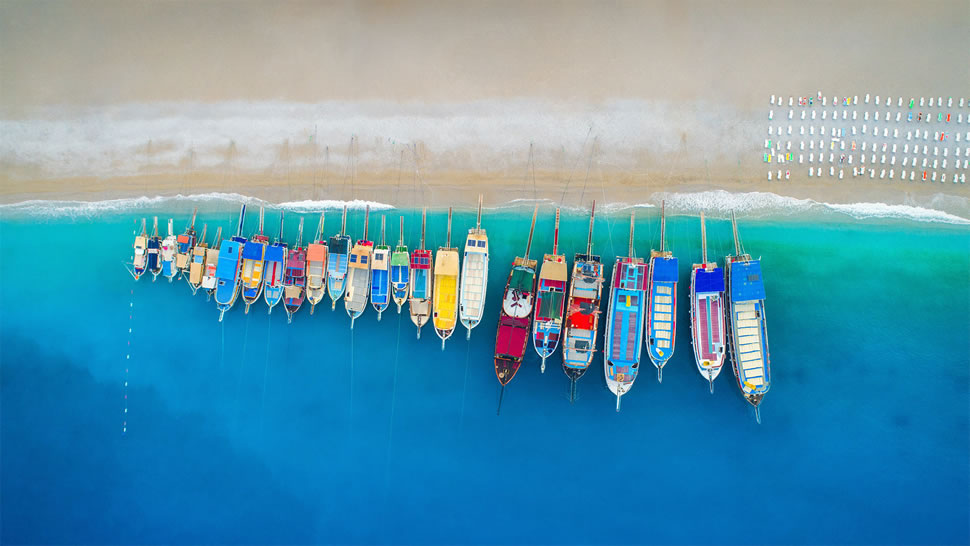 鸟瞰视角下的彩色船只，土耳其欧鲁旦尼斯 (© den-belitsky/Getty Images)