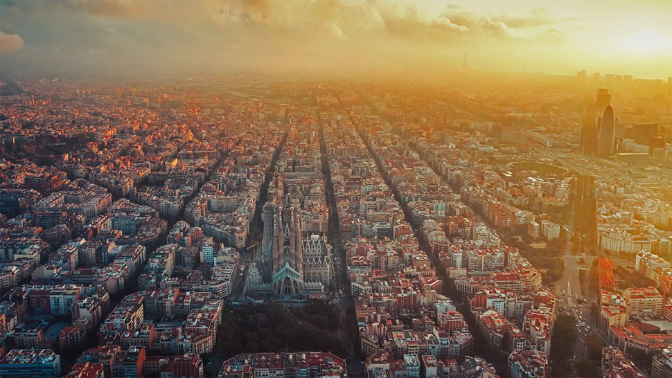 巴塞罗那城市上空，西班牙 (© SW Photography/Getty Images)