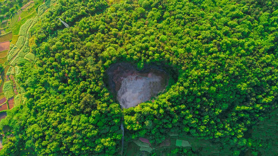 上海浦东森林心形洞穴鸟瞰图，中国 (© Yaorusheng/Getty Images)