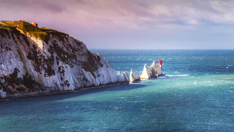 英格兰怀特岛上的尼德尔斯白垩岩石和19世纪的灯塔。 (© CBCK Christine/iStock/Getty Images Plus)