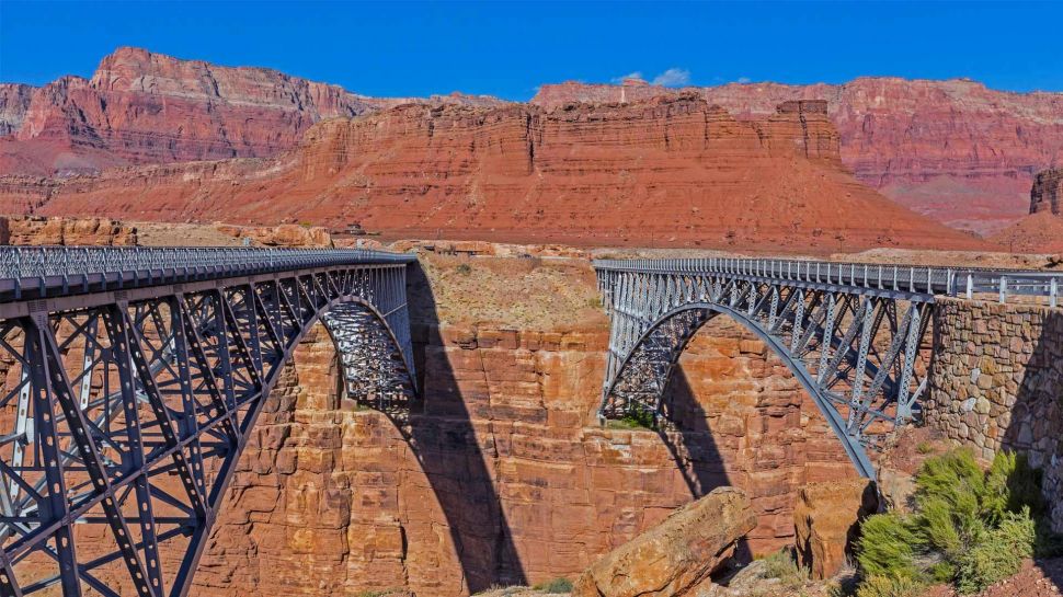 大理石峡谷中横跨科罗拉多河的纳瓦霍桥，美国亚利桑那州北部  (© trekandshoot/Alamy)