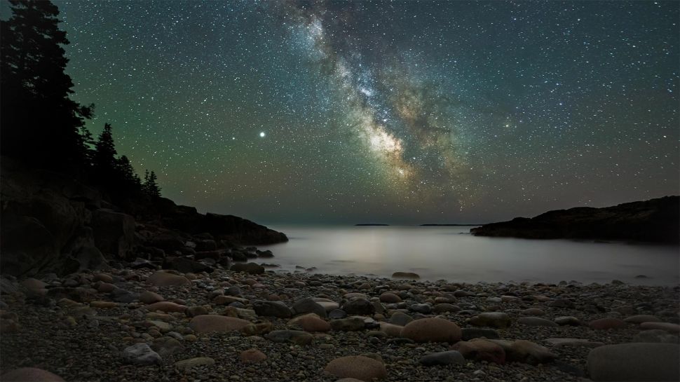阿卡迪亚国家公园上空的银河系，美国缅因州 (© Harry Collins/Getty Images)