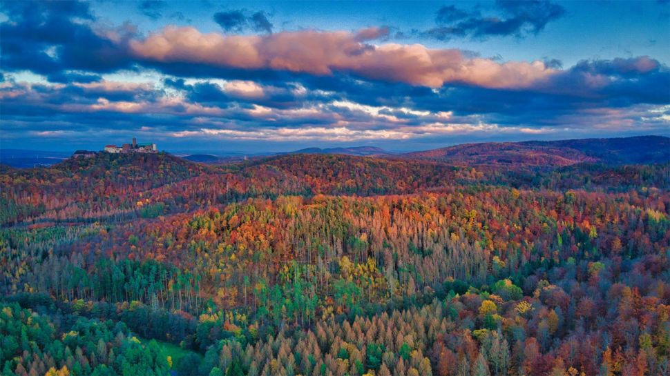 秋天的图林根森林与瓦特堡城堡，德国 (© ezypix/Getty Images)