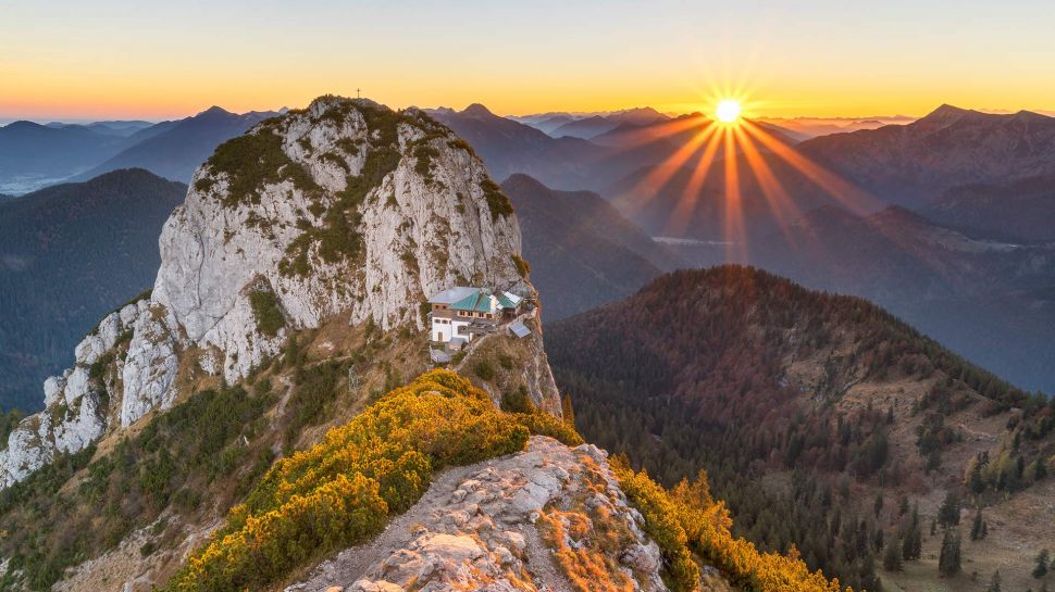 泰根塞山脉Roßstein山顶的景色，德国巴伐利亚州 (© Christian Bäck/eStock Photo)