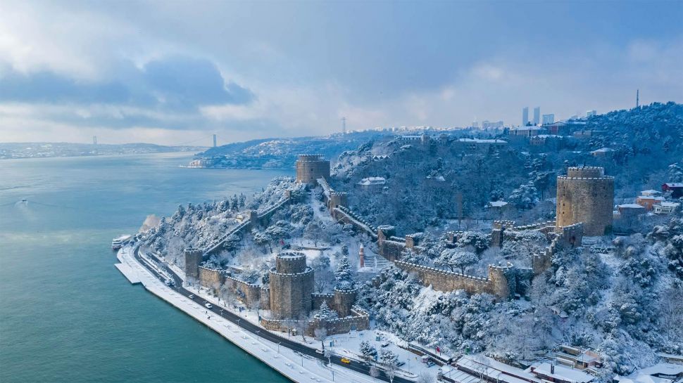 博斯普鲁斯海峡的如梅利堡垒，土耳其伊斯坦布尔 (© Drone in Wonderland/Amazing Aerial Agency)
