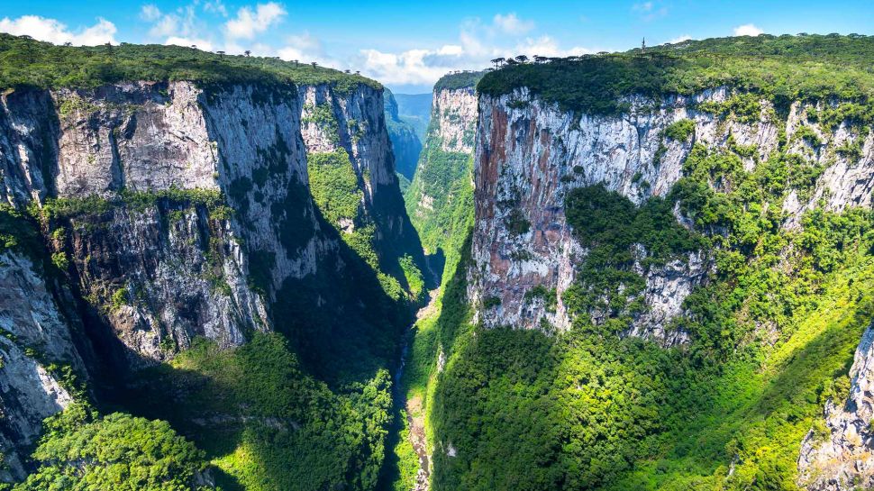 Itaimbezinho峡谷，巴西 (© NidoHuebl/Getty Images)