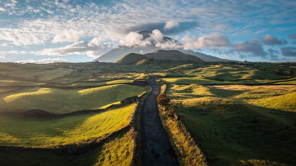 通往皮库山的道路，葡萄牙 (© Marco Bottigelli/Getty Images)