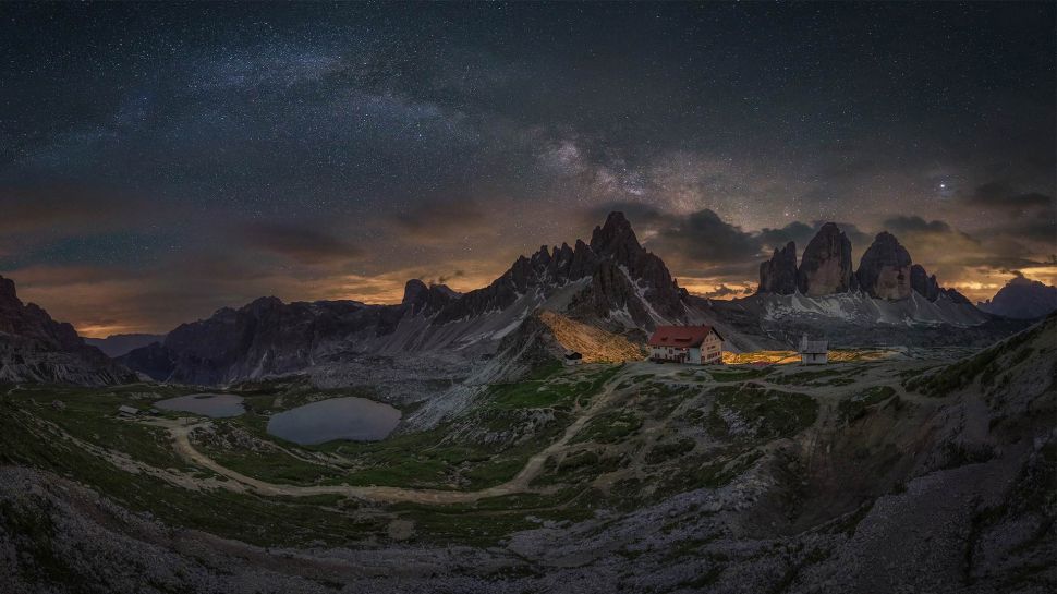 意大利三峰山上空的银河 (© Juan Romero/Cavan Images)