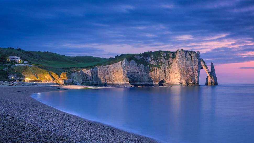 2023-06-06 必应首页图片：The chalk cliffs of Étretat, Normandy, France ...