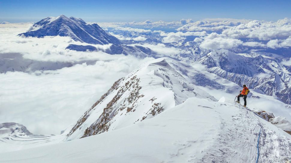 从德纳里山看福克拉山，德纳里国家公园，美国阿拉斯加州 (© Andrew Peacock/Tandem Stills + Motion)