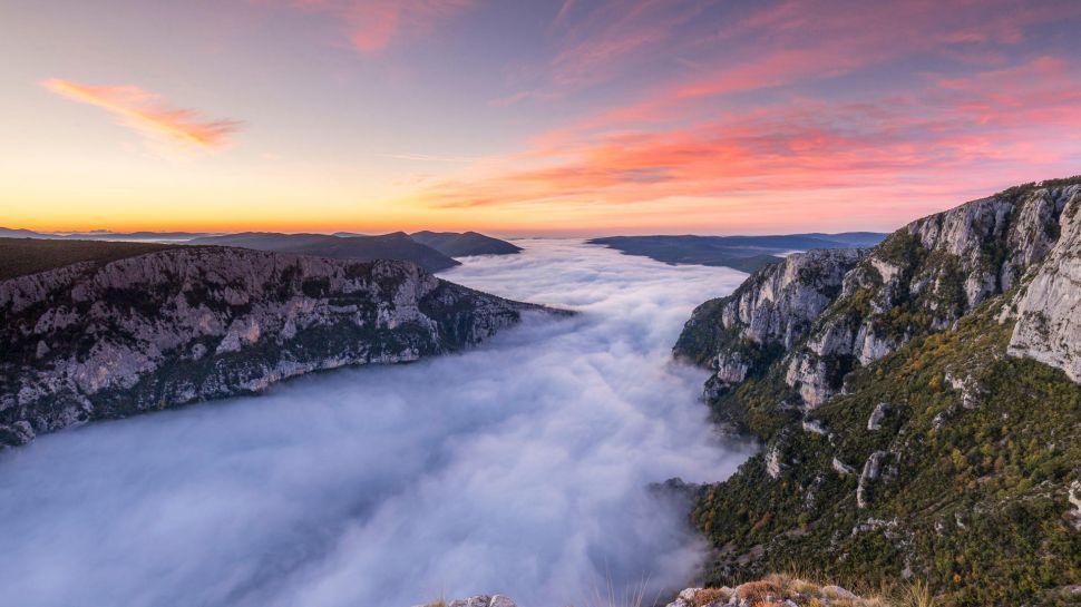 韦尔东峡谷的雾蒙蒙的早晨，普罗旺斯-阿尔卑斯-蓝色海岸大区，法国 (© Hemis/Alamy)