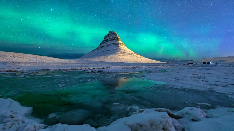 教堂山，斯奈山半岛，冰岛 (© Ratnakorn Piyasirisorost/Getty Images)