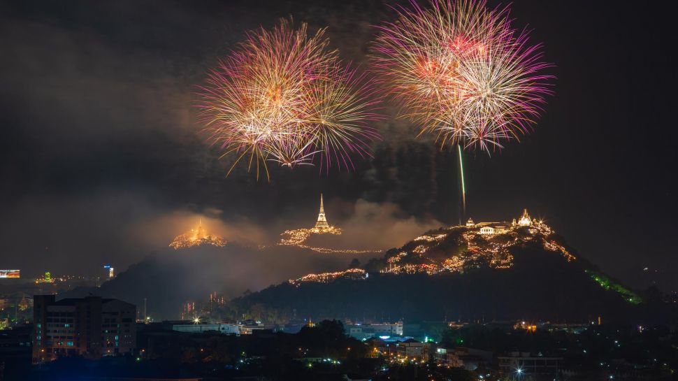 帕那空奇里上空的烟花，碧武里府,泰国 (© noomcpk/Shutterstock)