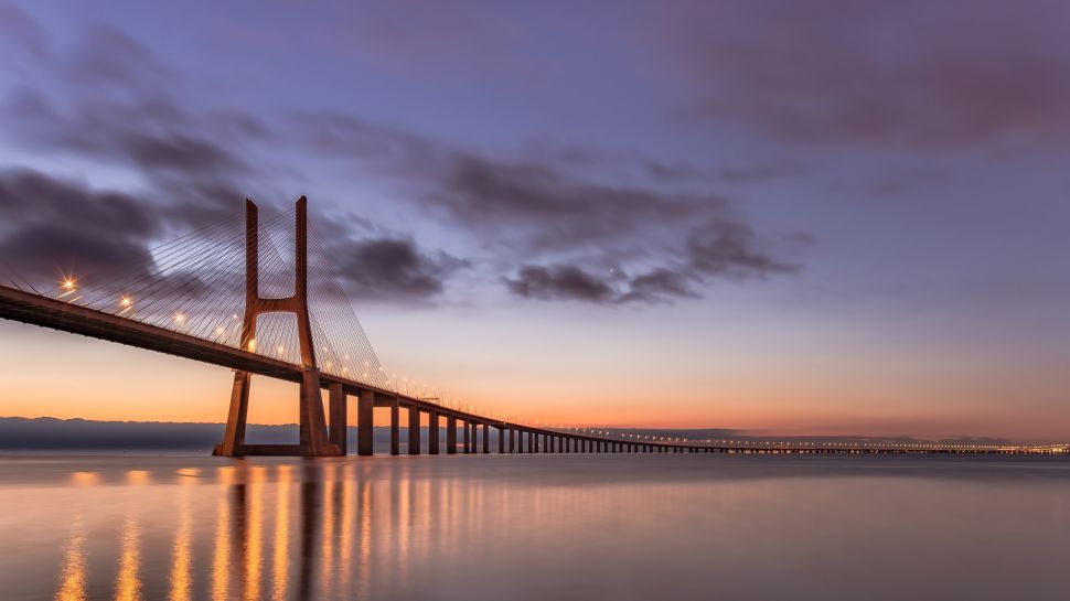 瓦斯科·达·伽马大桥，里斯本，葡萄牙 (© Achim Thomae/Getty Images)