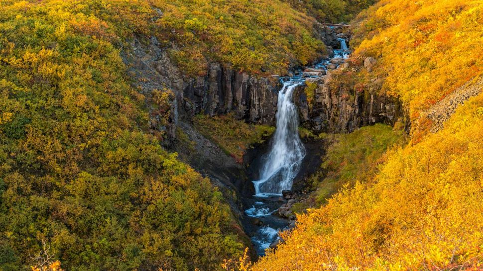 斯卡夫塔山的瀑布，瓦特纳冰川国家公园，冰岛 (© Nopasorn Kowathanakul/Getty Images)