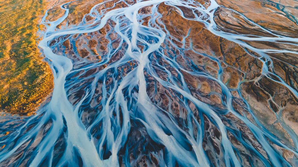 冰岛冰川河流鸟瞰图 (© rybarmarekk/Shutterstock)