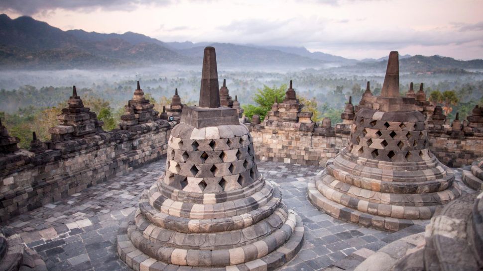 婆罗浮屠大佛寺，爪哇岛，印度尼西亚 (© Robertharding/Shutterstock)