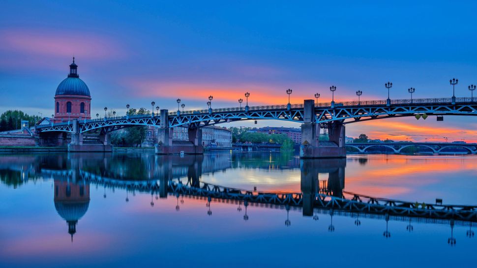 加龙河对面的圣皮埃尔桥，图卢兹，法国 (© Image Professionals GmbH/Alamy)