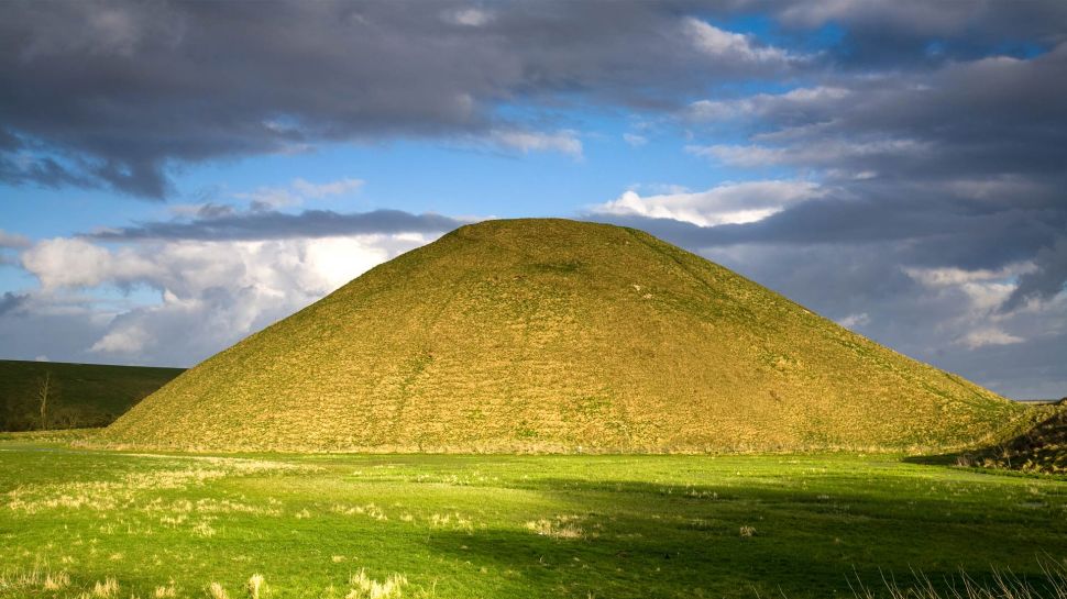 西尔布利山的新石器时代遗址，蒂尔斯黑德，威尔特郡，英国 (© dbstockphotoa/Getty Images)