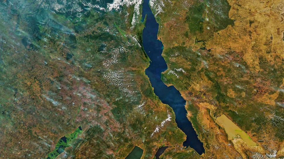 坦噶尼喀湖，非洲 (© BEST-BACKGROUNDS/NASA/Shutterstock)