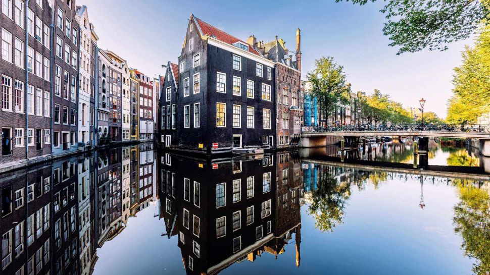 阿姆布鲁大桥，阿姆斯特丹，荷兰 (© Alexander Spatari/Getty Images)