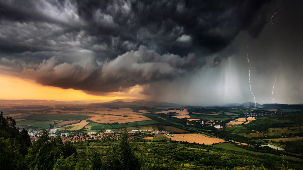 平原上空的雷暴，保加利亚 (© Revolu7ion93/Getty Images)