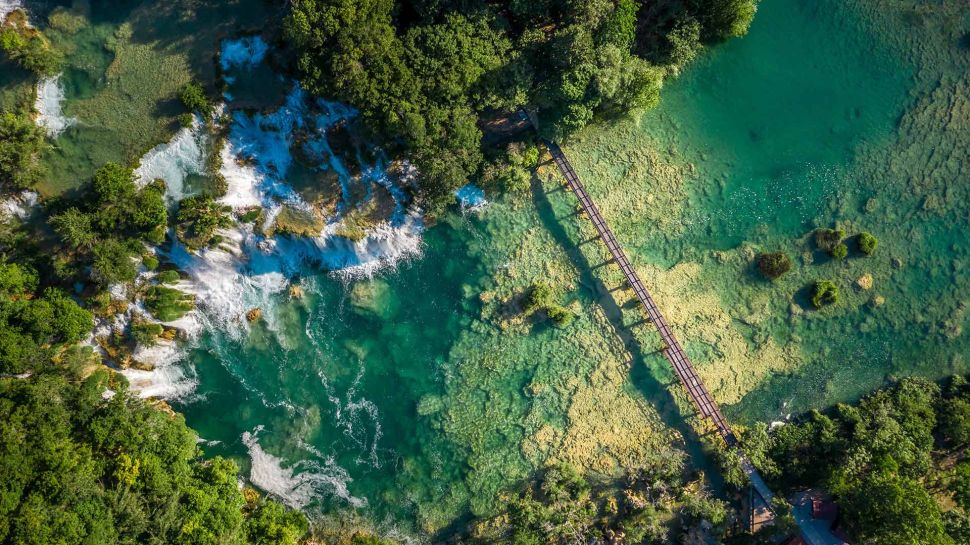 克尔卡国家公园的斯克拉丁斯基布克瀑布, 克罗地亚 (© Amazing Aerial Agency/Adobe Stock)