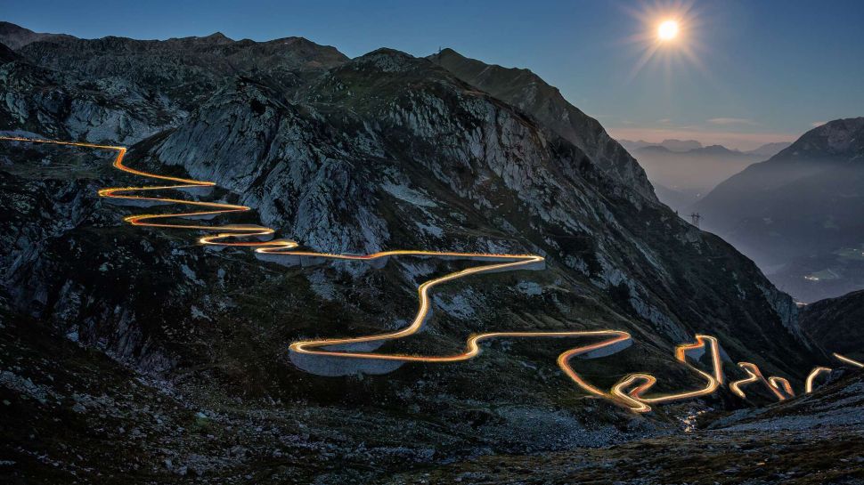 特雷莫拉公路在圣哥达山口，艾罗洛，瑞士 (© Sandro Bisaro/Getty Images)