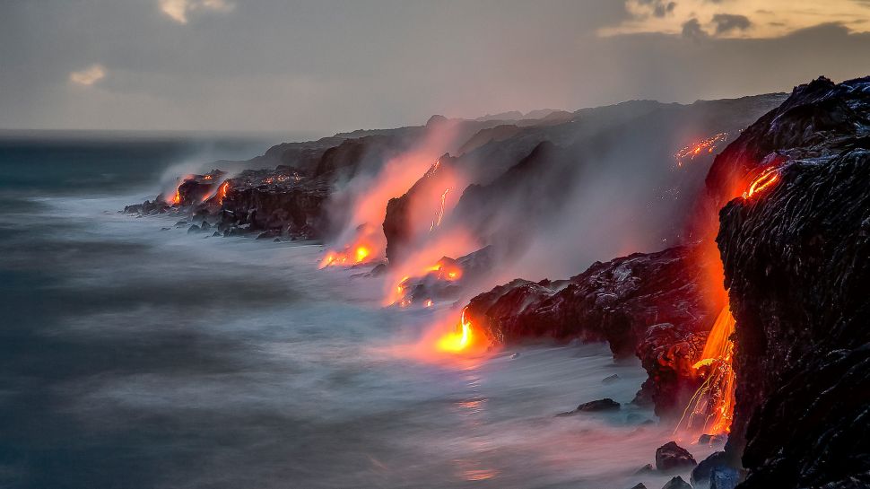 大批熔岩流涌入大洋，大岛，夏威夷州，美国 (© Ken McCurdy/Getty Images)