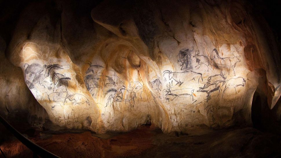肖维岩洞艺术作品等比例复制品，瓦隆蓬达尔克，法国 (© Audrey Poree/Alamy)