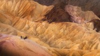 美国加州，死亡谷国家公园内的游人 (© David Hellard/Rex Features)