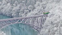 【今日大寒】一列穿越三岛村附近只见川的火车，日本 (© Nuttapoom Amornpashara/Getty Images)