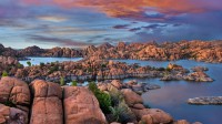 花岗岩峡谷中的沃森湖，美国亚利桑那州 (© Tim Fitzharris/Minden Pictures)