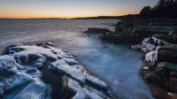 黄昏时分，厚重的冰块紧贴着新斯科舍省的大西洋海岸，加拿大 (© shaunl/Getty Images)