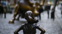 【今日国际劳动妇女节】克里斯汀·维斯巴尔创作的《无畏女孩》雕像，美国纽约 (© Jeenah Moon/Bloomberg via Getty Images)