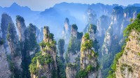 张家界国家森林公园，中国湖南省 (© aphotostory/Shutterstock)