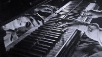 1943年在纽约举行的爵士即兴演出中爵士乐钢琴家玛丽·卢·威廉斯的手部特写 (© Gjon Mili/Getty Images)