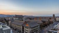 【北京大学120周年校庆】中国最有声望的学府之一北京大学日落时的鸟瞰图（© Dong Wenjie/Getty Images）