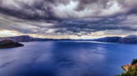 火山口湖国家公园上方的乌云，美国俄勒冈州 (© Joseph Giacalone/SuperStock)