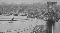 1883年在建设中的布鲁克林大桥，美国纽约 (© World History Archive/Alamy)