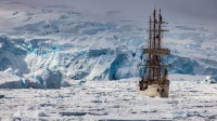 航行在佩诺拉海峡的欧罗巴帆船，南极洲南极半岛 (© Colin Monteath/Minden Pictures)
