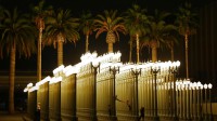 位于洛杉矶艺术博物馆的克里斯·伯登的雕像“城市之光”，加利福尼亚州洛杉矶 (© Victor Decolongon/Getty Images)