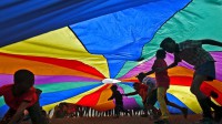 【今日国际友谊日】在降落伞下玩耍的孩子们，印度加尔各答 (© Rupak De Chowdhuri/Reuters)