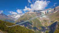 兰达镇附近的查尔斯库纳步行吊桥，瑞士 (© Menno Boermans/Aurora Photos)