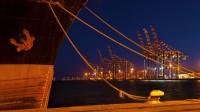夜色下停靠在开普敦港口的轮船，南非开普敦 (© Zero Creatives/Science Photo Library)