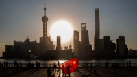 【今日国庆节】放国旗风筝的人，中国上海 (© Qilai Shen/Bloomberg via Getty Images)